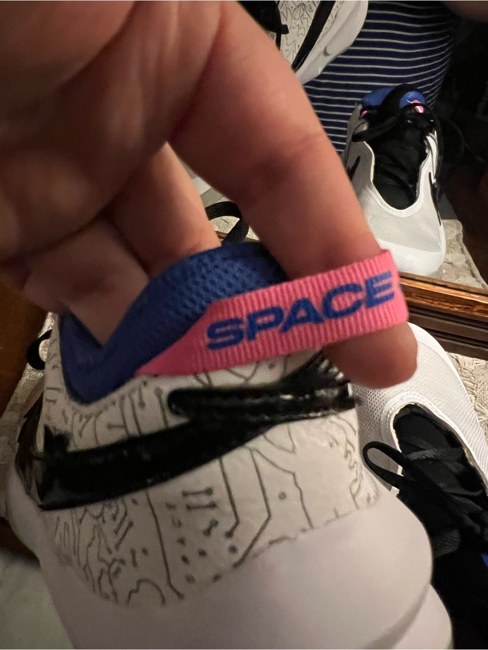 NIKE Team Hustle D10 SE Space Jam Basketball Sneakers White Blue Pink Girl's 5.5 - Picture 8 of 10